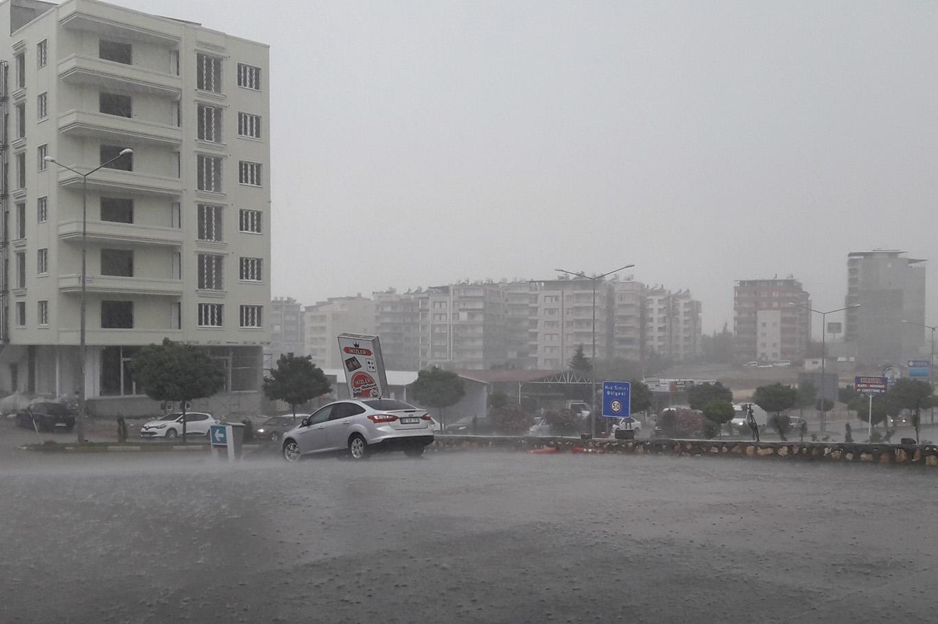 Kahta'da sağanak yağış etkili oldu